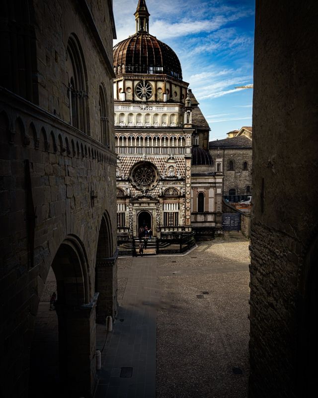 Renesansowa Kaplica Colleoni w Bergamo, widok przez kamienne arkady