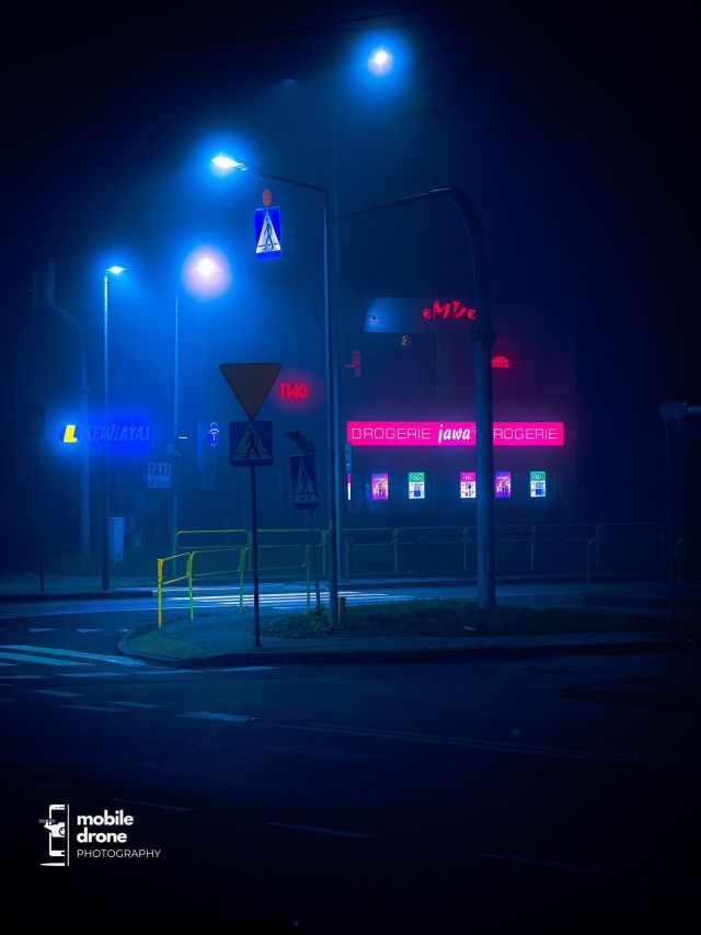 Nocna fotografia mobilna: mglista ulica, neony Lewiatan, Drogerie Jawa Lightroom