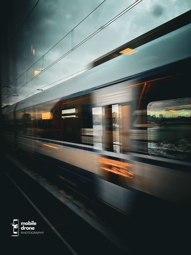 Pędzący pociąg, dynamiczne rozmycie ruchu, ciemne niebo, fotografia mobilna